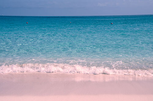 Playa del Caribe con arena clara y mar turquesa