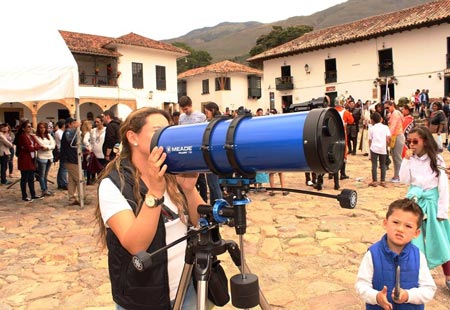 Telescopios en la plaza central de Villa de Leyva