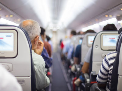 Pasajero durante un viaje largo en avión
