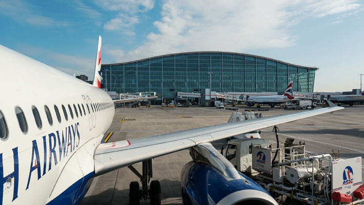 Aeropuerto Heathrow, Inglaterra Avión de la aerolínea British Airways en terminal del Aeropuerto de Heathrow Londres