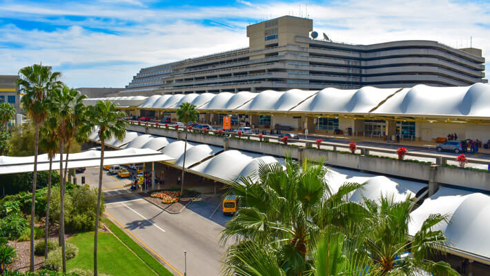 Aeropuerto internacional de Orlando Vista de la entrada del Aeropuerto Internacional de Miami
