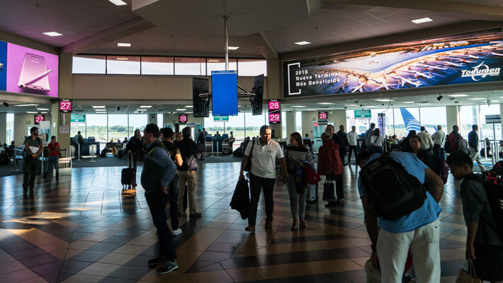 Aeropuerto Internacional de Tocumen Vista al interior del Aeropuerto Internacional de Tocumen con pasajeros esperando para abordar en una de sus salas