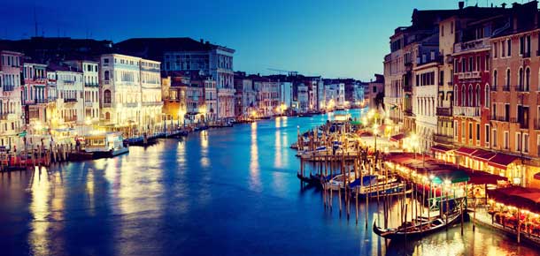 Canal de Venecia con góndolas