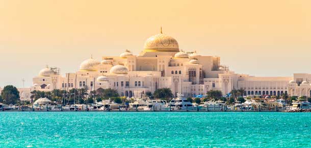 Emirates Palace y marina en Abu Dhabi