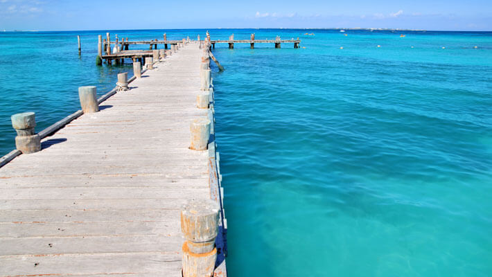 Muelle en Cancún Vista panorámica del Muelle desde donde se ve el mar