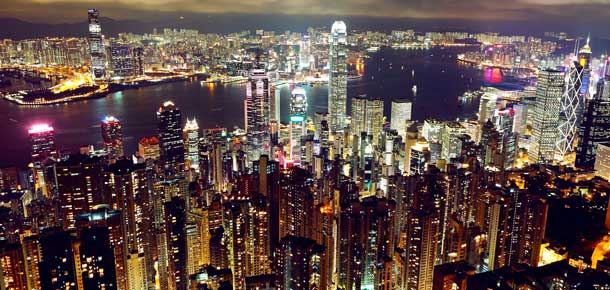 Panorámica nocturna de Hong Kong con vista a Victoria Harbour