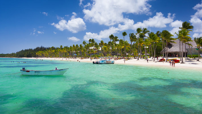 Playa Bávaro en Punta Cana, República Dominicana Hermosa vista de Playa Bávaro en Punta Cana con grandes palmeras