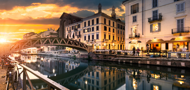 Puente sobre el canal Naviglio Grande en Milán