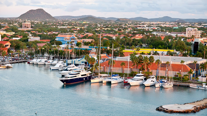 Puerto de Oranjestad, Aruba Puerto principal de Aruba, de fondo la ciudad de Oranjestad y parte del muelle con embarcaciones