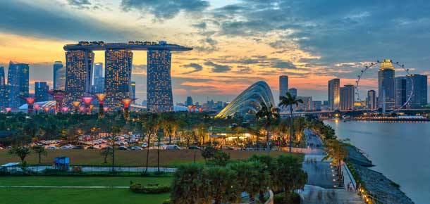 Marina Bay en Singapur con rascacielos y vista urbana