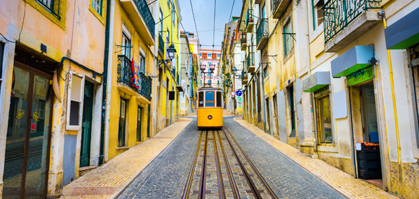 Tranvía en las calles históricas de Lisboa