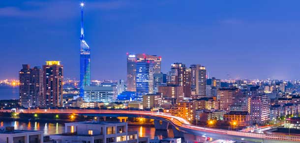 Vista nocturna de Fukuoka, Japón